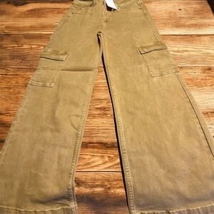 Risen woman’s 11/30 NWT Mocha cargo wide leg jeans